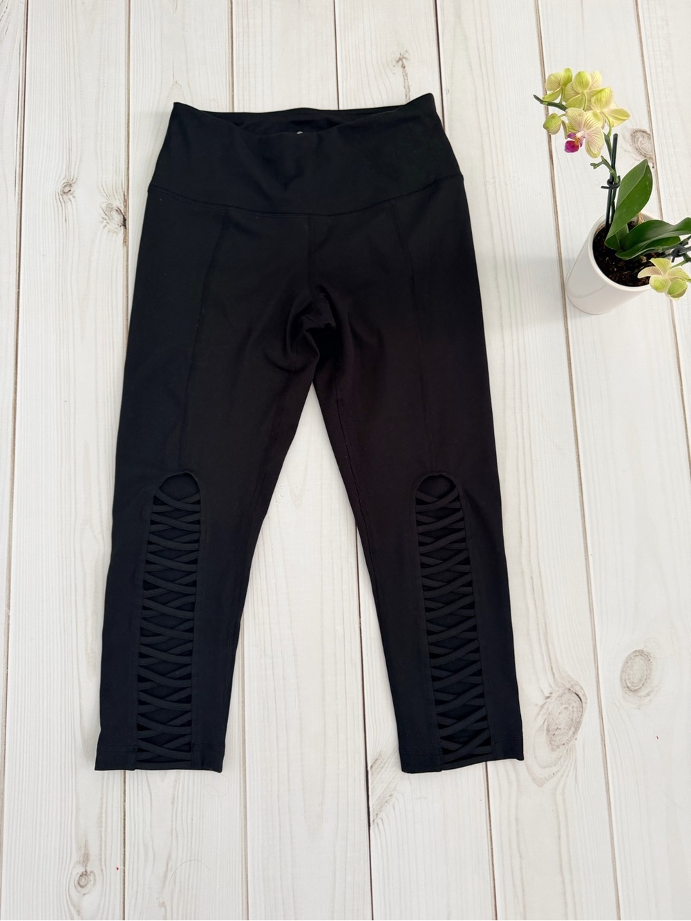 Black Crisscross Capri Leggings